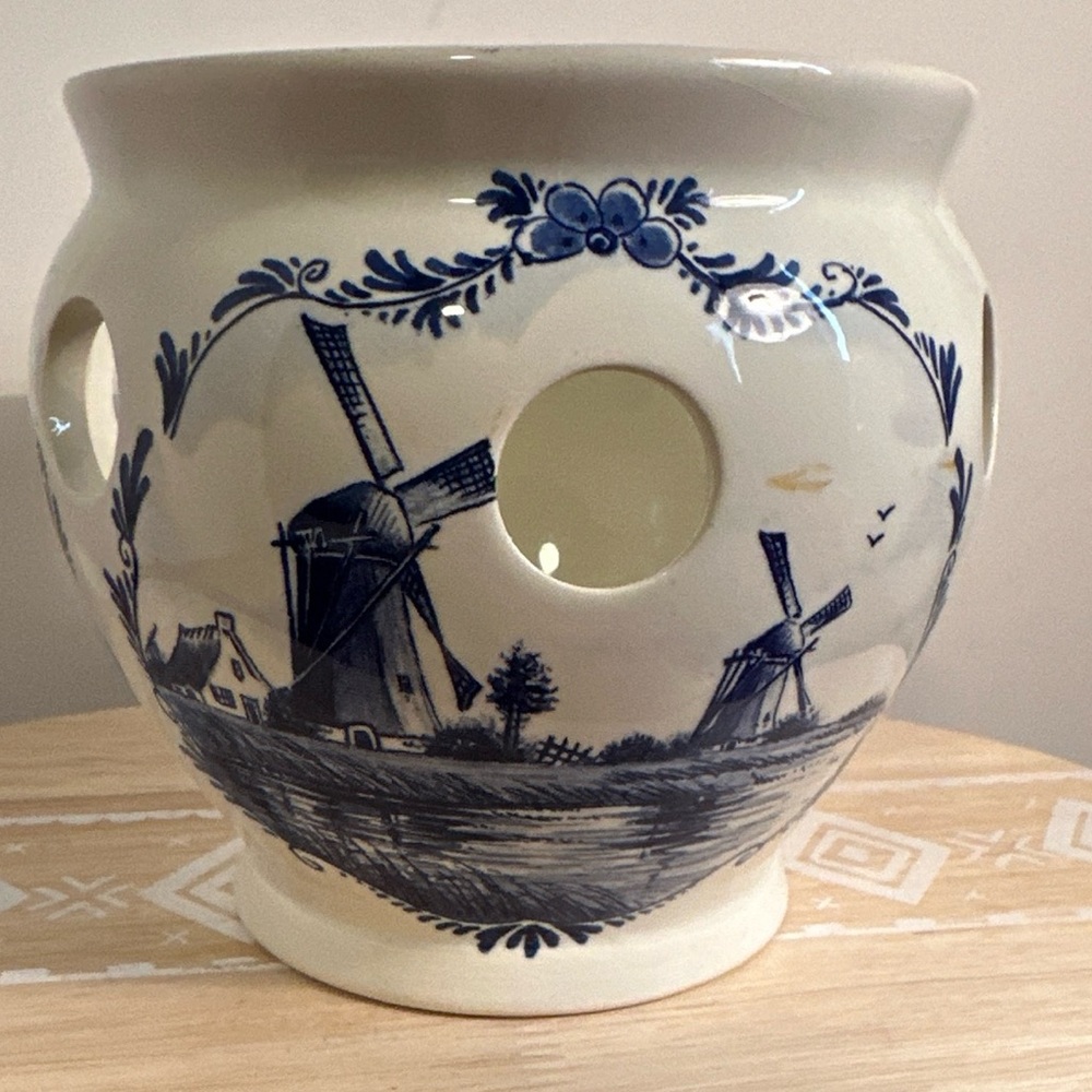 "T DELFTSCHE HUYS HAND MADE IN HOLLAND FLOWER BULB PLANTER
